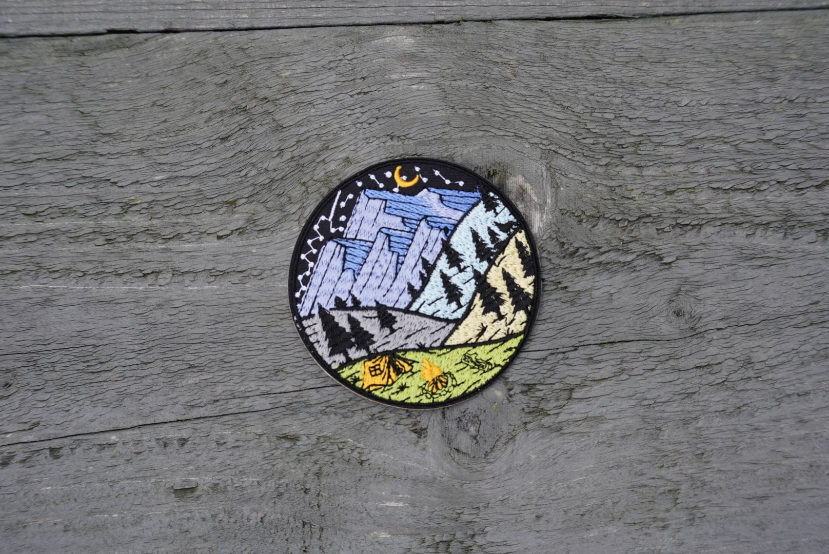 Mountain theme embroidered patch - iron on patch for climbing, bouldering, outdoor and adventure enthousiasts - Afbeelding 2